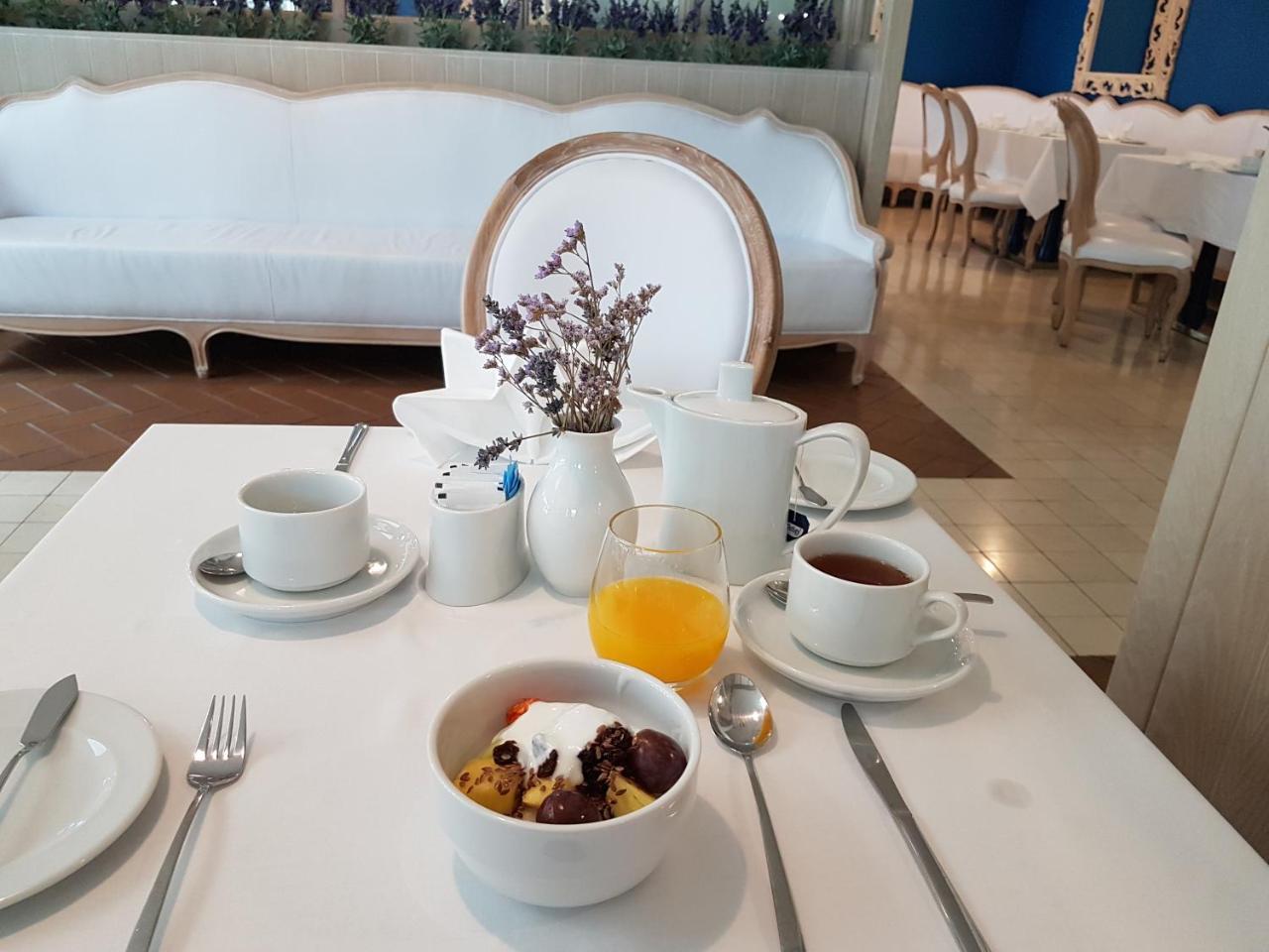 Royal Obidos Scenic Resort Praia del Rei Exterior photo A breakfast table at the hotel